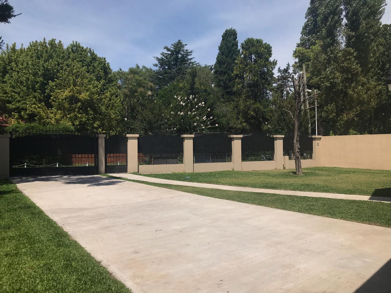 CASA A LA VENTA DE 4 AMBIENTES EN EL CORTIJO