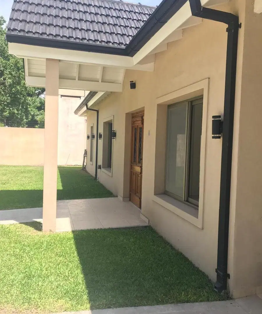 CASA A LA VENTA DE 4 AMBIENTES EN EL CORTIJO 1