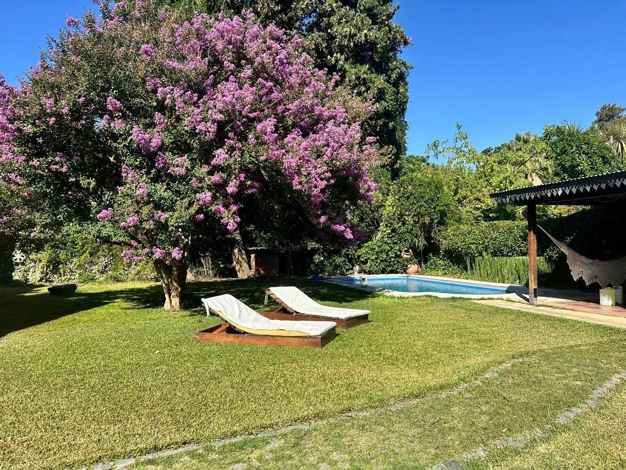 Imponente Casa en venta con Piscina y un Amplio Espacio Verde Para Disfrutar