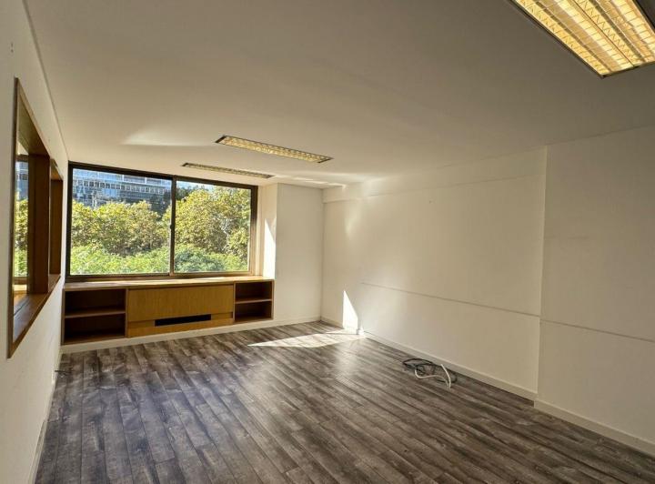 Oficina en  Alquiler 190m2 y 2 cochera 5