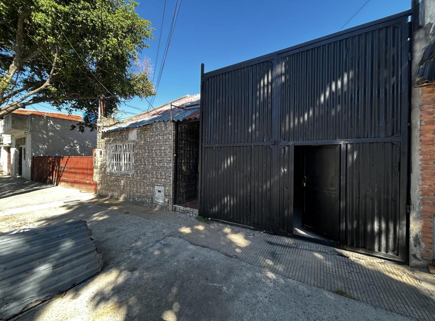Casa o Terreno para edificar en Nueva Pompeya - actualmente remodelado - con renta