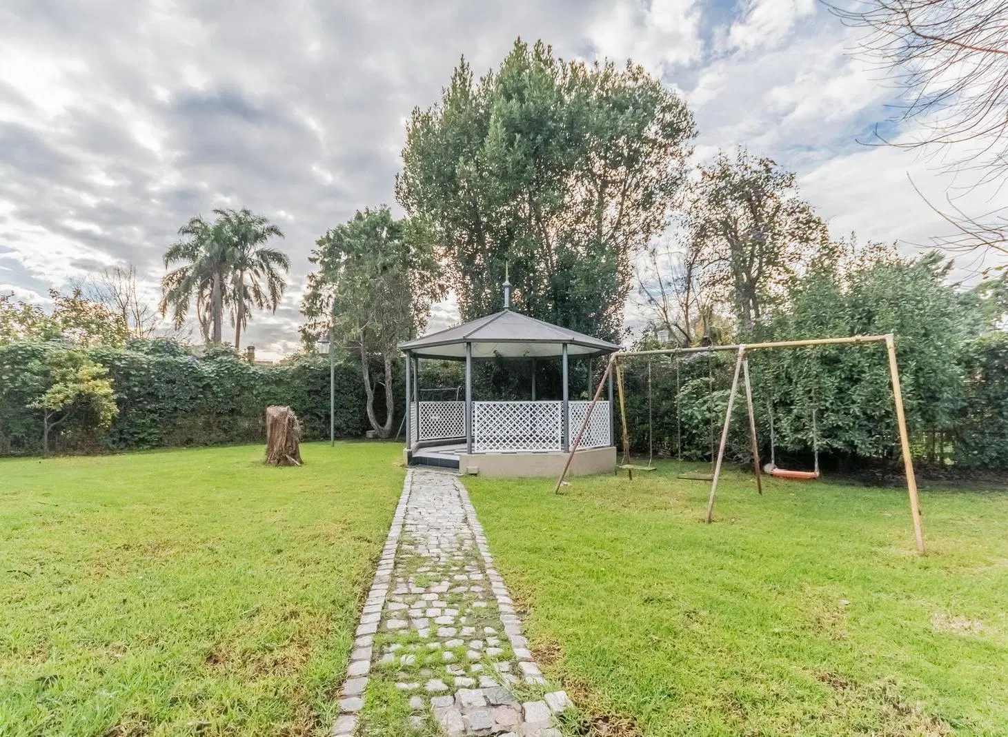 Casa en Venta Ituzaingo 6 amb piscina gge jardin 40 x 39m Apto Credito / Permuta menor valor 2
