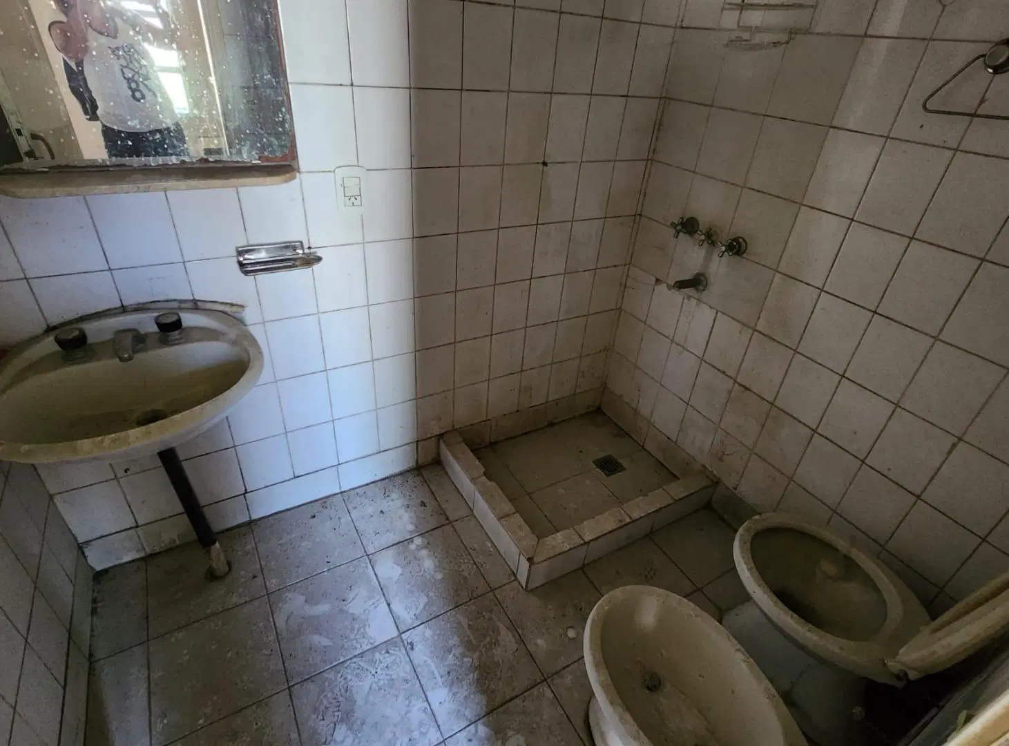 Venta o alquiler 2 locales de 8.66 x 27m con casa 3 amb y 2 locales 3