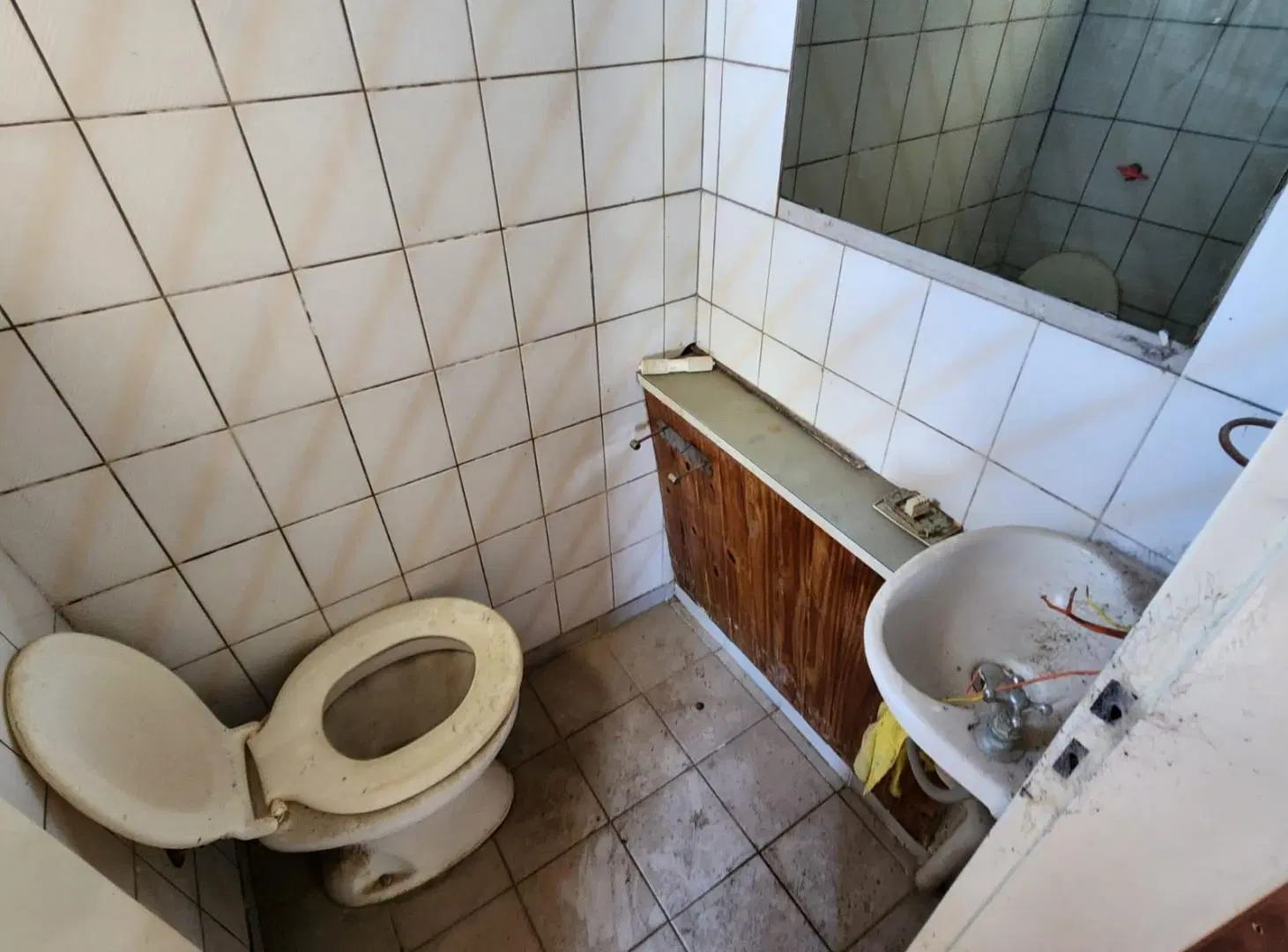 Venta o alquiler 2 locales de 8.66 x 27m con casa 3 amb y 2 locales 5