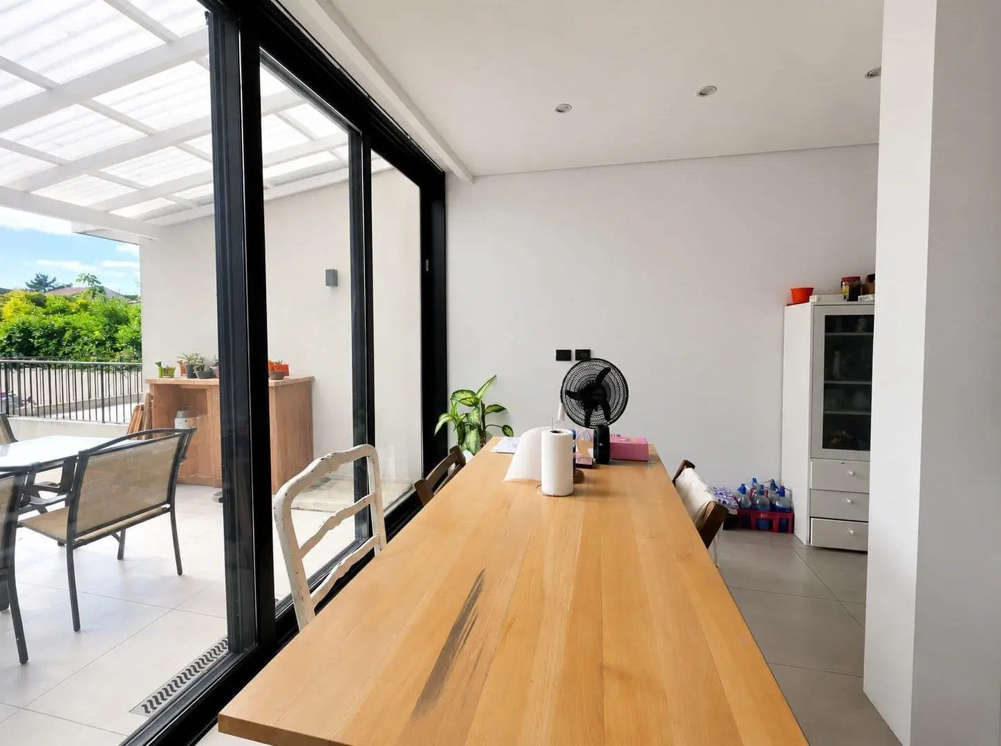 Casa de dos pisos hecha a nuevo 5 amb 300m2 500m2 lote.Parque Pileta 5