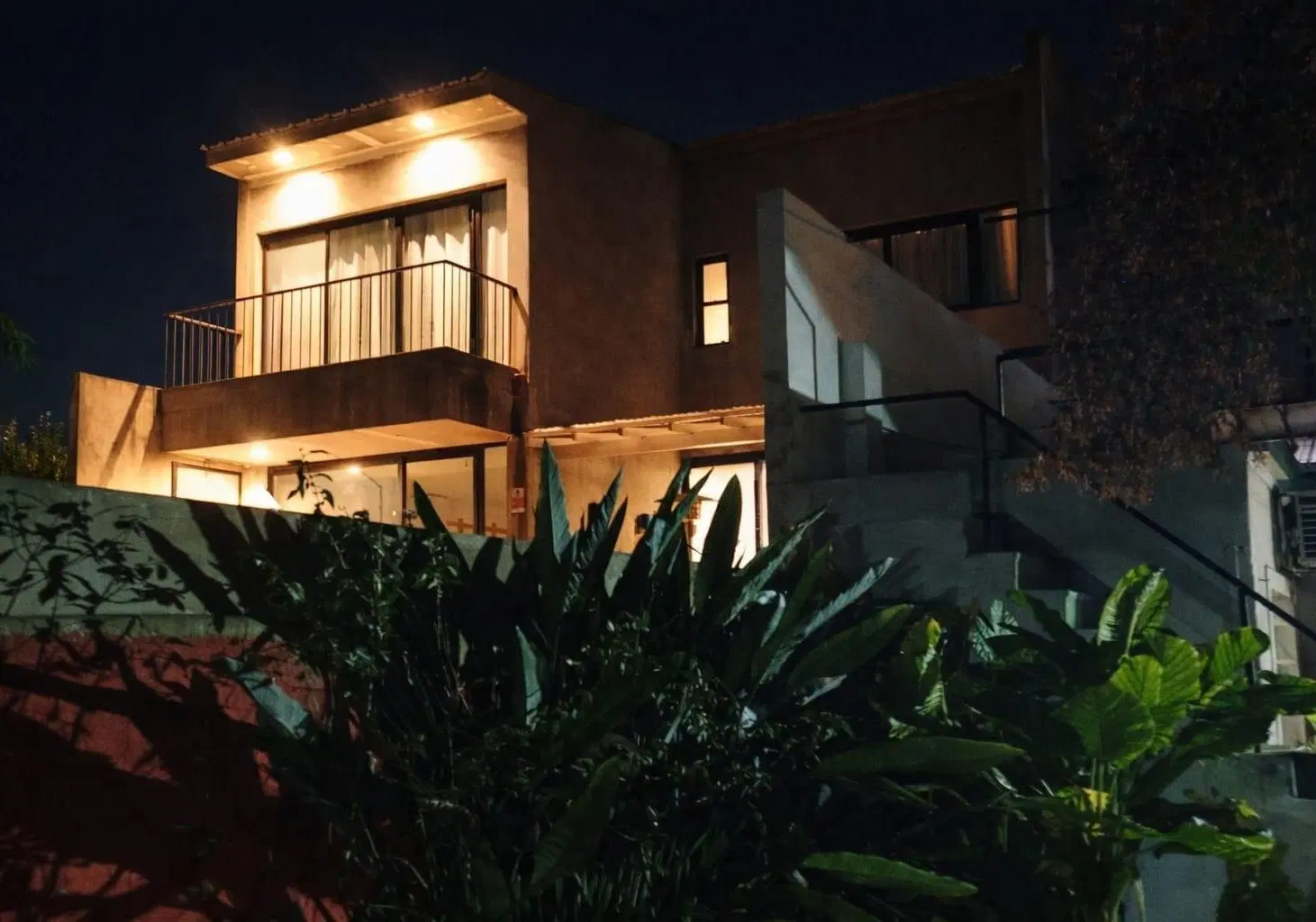 Casa de dos pisos hecha a nuevo 5 amb 300m2 500m2 lote.Parque Pileta 5