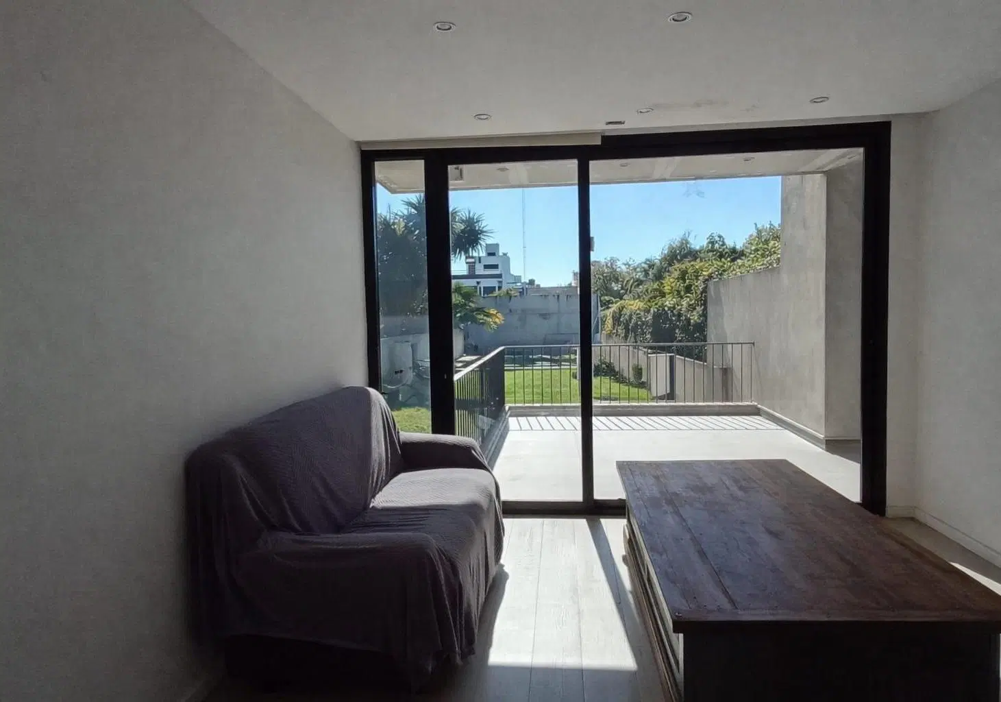 Casa de dos pisos hecha a nuevo 5 amb 300m2 500m2 lote.Parque Pileta 8