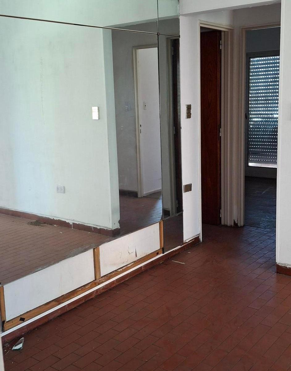Departamento 4 Ambientes Centro Lomas, oportunidad! Retasado! 2