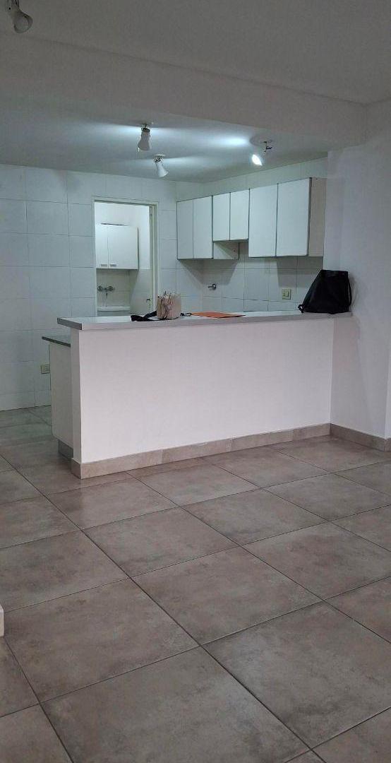 Foto de DEPARTAMENTO 3 AMBIENTES A PASOS ESTACION ESCALADA Y AV. YRIGOYEN, imagen 3