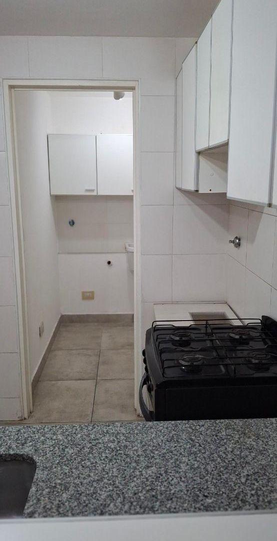 Foto de DEPARTAMENTO 3 AMBIENTES A PASOS ESTACION ESCALADA Y AV. YRIGOYEN, imagen 2