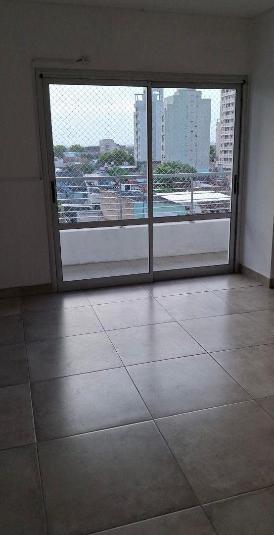 DEPARTAMENTO 3 AMBIENTES A PASOS ESTACION ESCALADA Y AV. YRIGOYEN