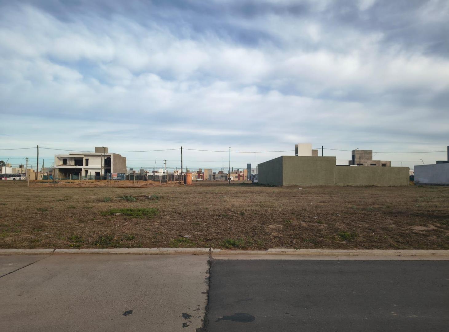 Venta Terreno en Pampas de manantiales apto duplex