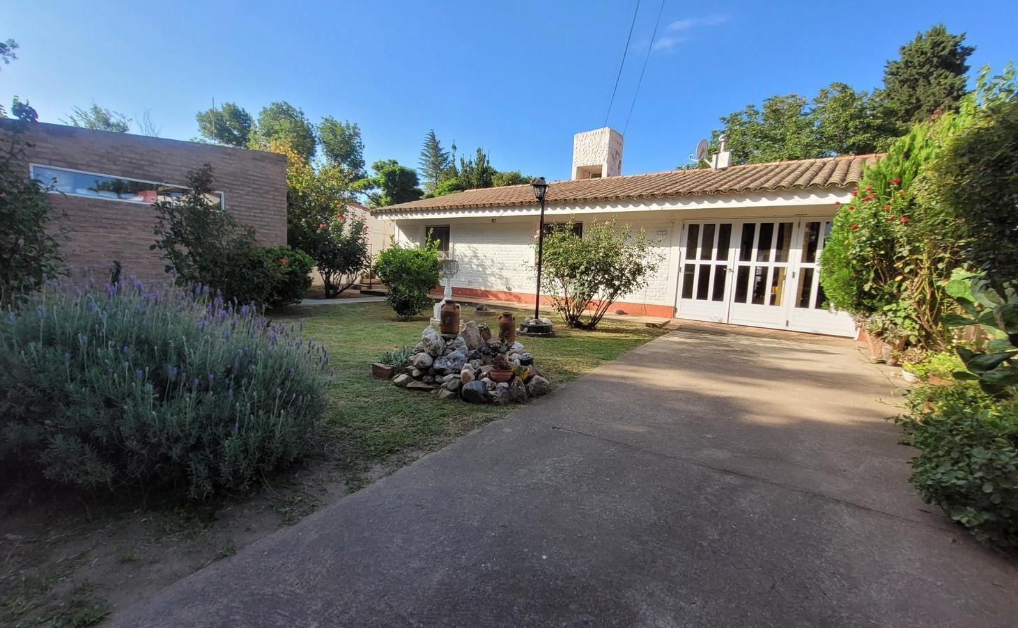 Foto de Casa en venta en Villa Rumipal con gas natural y local comercial, a, imagen 3