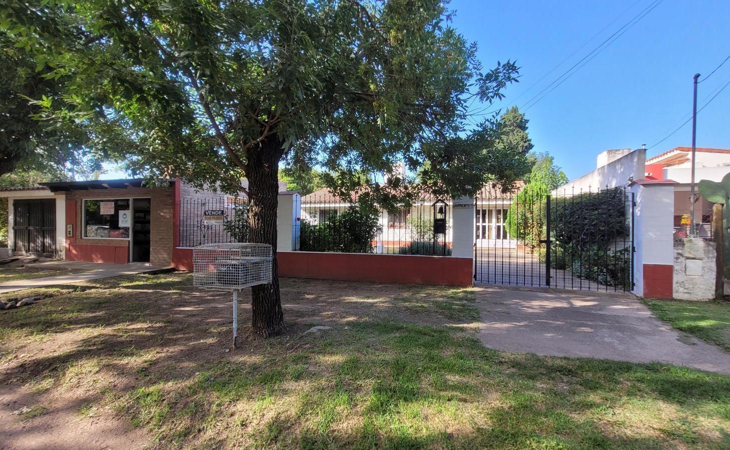 Foto de Casa en venta en Villa Rumipal con gas natural y local comercial, a, imagen 1