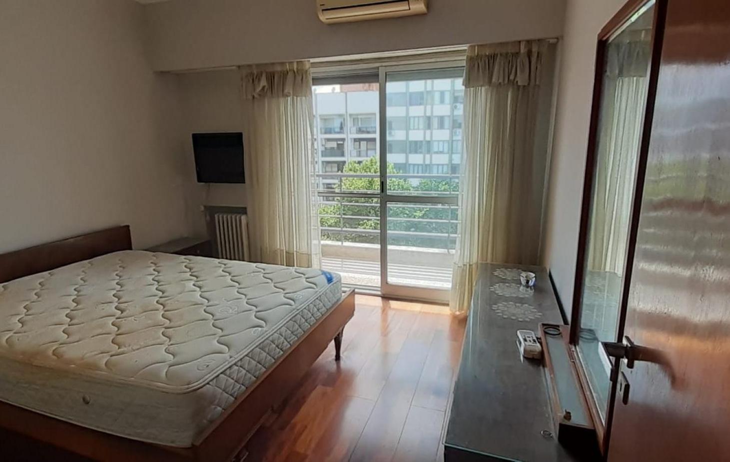 DEPARTAMENTO EN BV. OROÑO CON PATIO EXCLUSIVO Y COCHERA