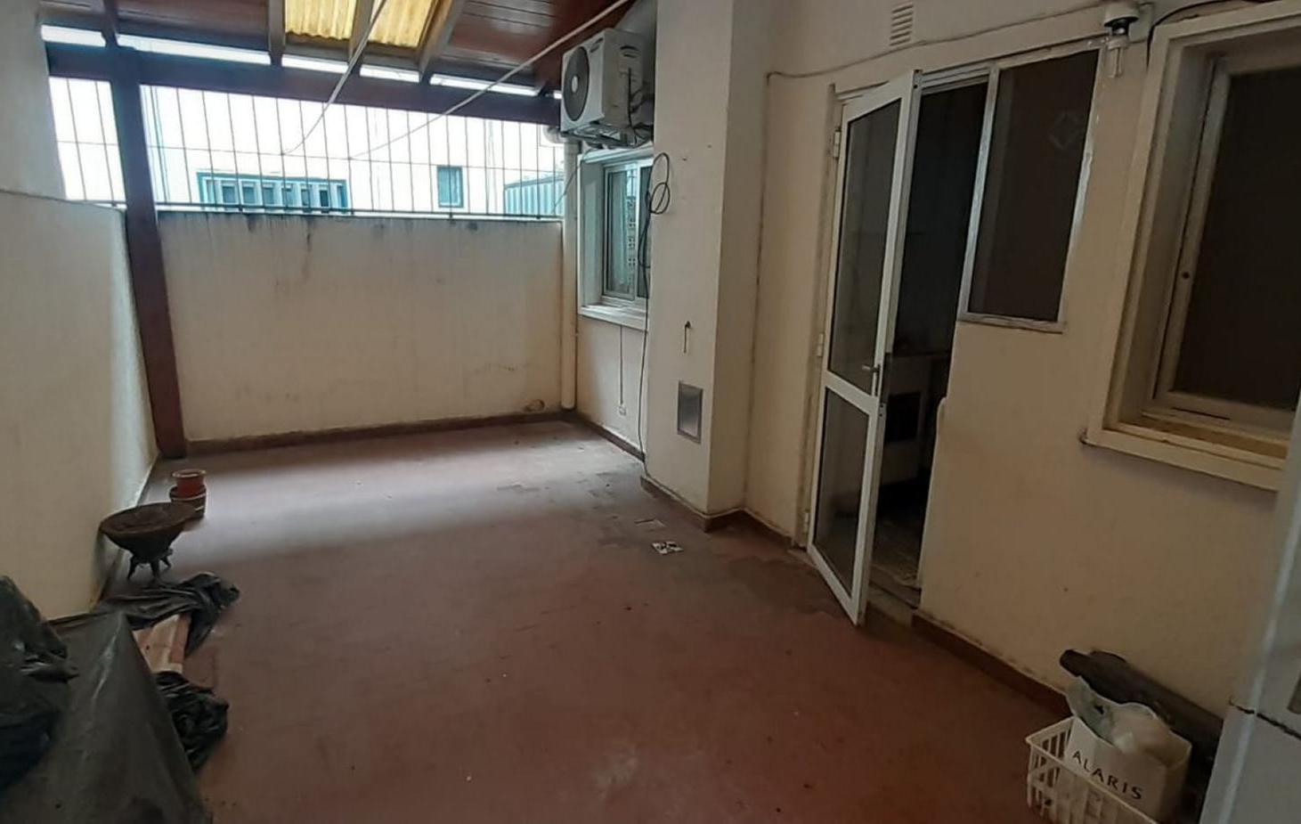 DEPARTAMENTO EN BV. OROÑO CON PATIO EXCLUSIVO Y COCHERA