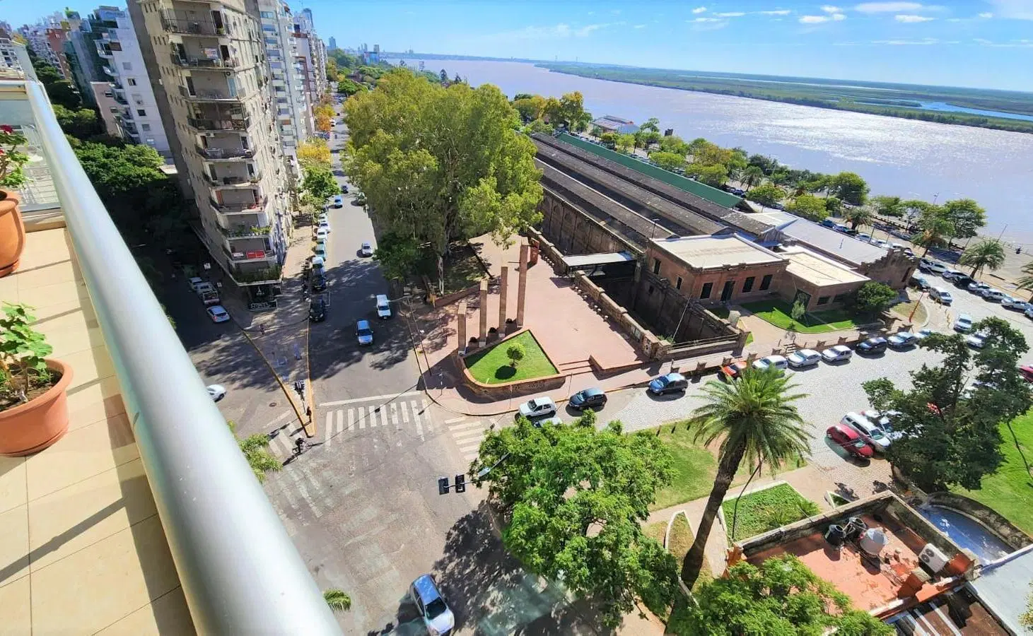 DEPARTAMENTO EN ALQUILER - TRES DORMITORIOS ZONA RIO PUNTA DIVISADERO 1