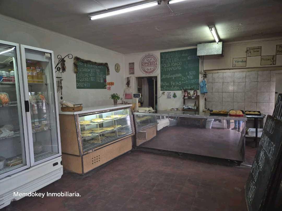 Foto de VENTA DE CASA ESQUINA CON SALÓN COMERCIAL - CALLE SARMIENTO, RIVADAVIA, imagen 4