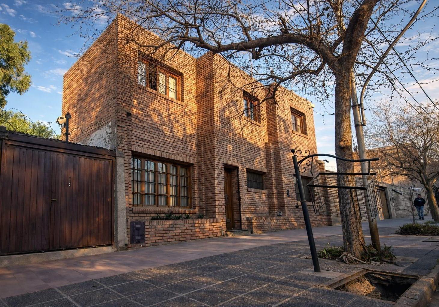 VENTA DE CASA 2 PLANTAS- QUINTA SECCIÓN, CIUDAD DE MENDOZA.