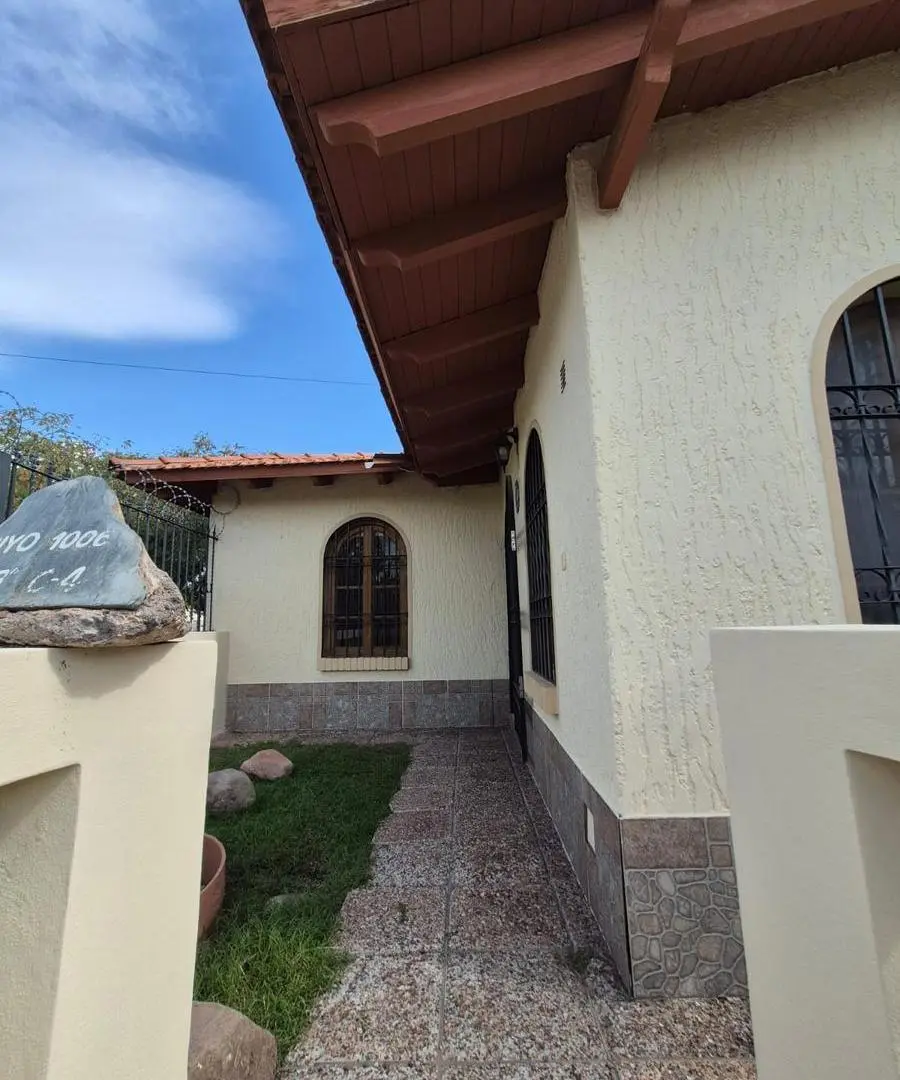 VENTA DE PRESTIGIOSA CASA CON PISCINA-B° SOBERANIA NACIONAL, CIUDAD DE MENDOZA 3