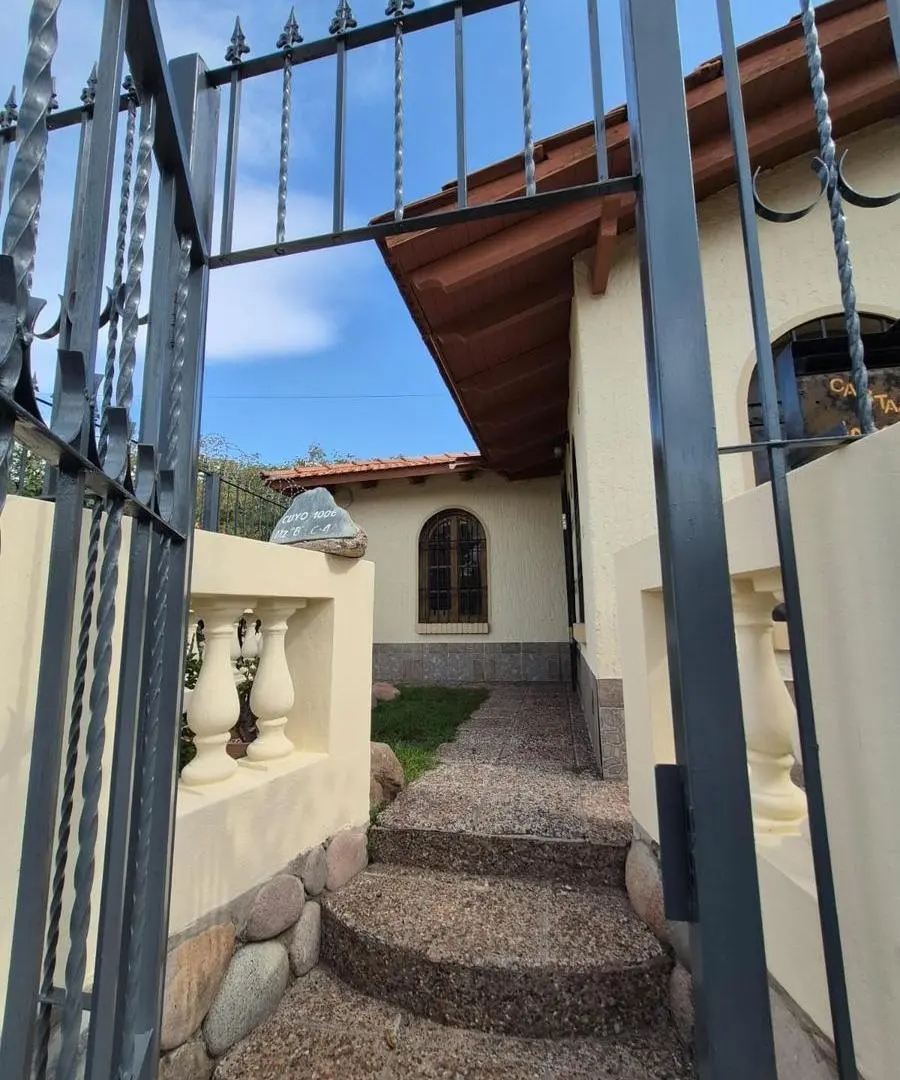 VENTA DE PRESTIGIOSA CASA CON PISCINA-B° SOBERANIA NACIONAL, CIUDAD DE MENDOZA 5
