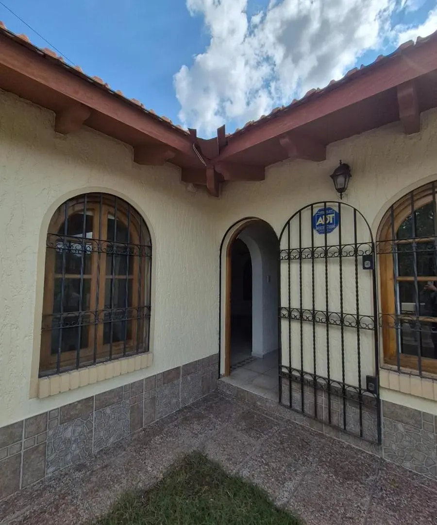 VENTA DE PRESTIGIOSA CASA CON PISCINA-B° SOBERANIA NACIONAL, CIUDAD DE MENDOZA 4
