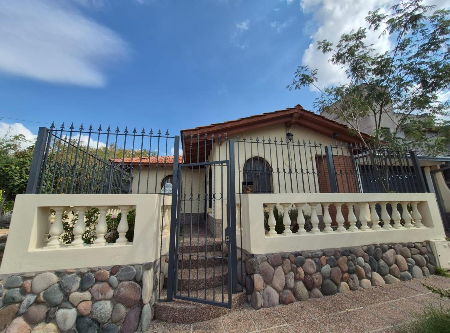 VENTA DE PRESTIGIOSA CASA CON PISCINA-B° SOBERANIA NACIONAL, CIUDAD DE MENDOZA