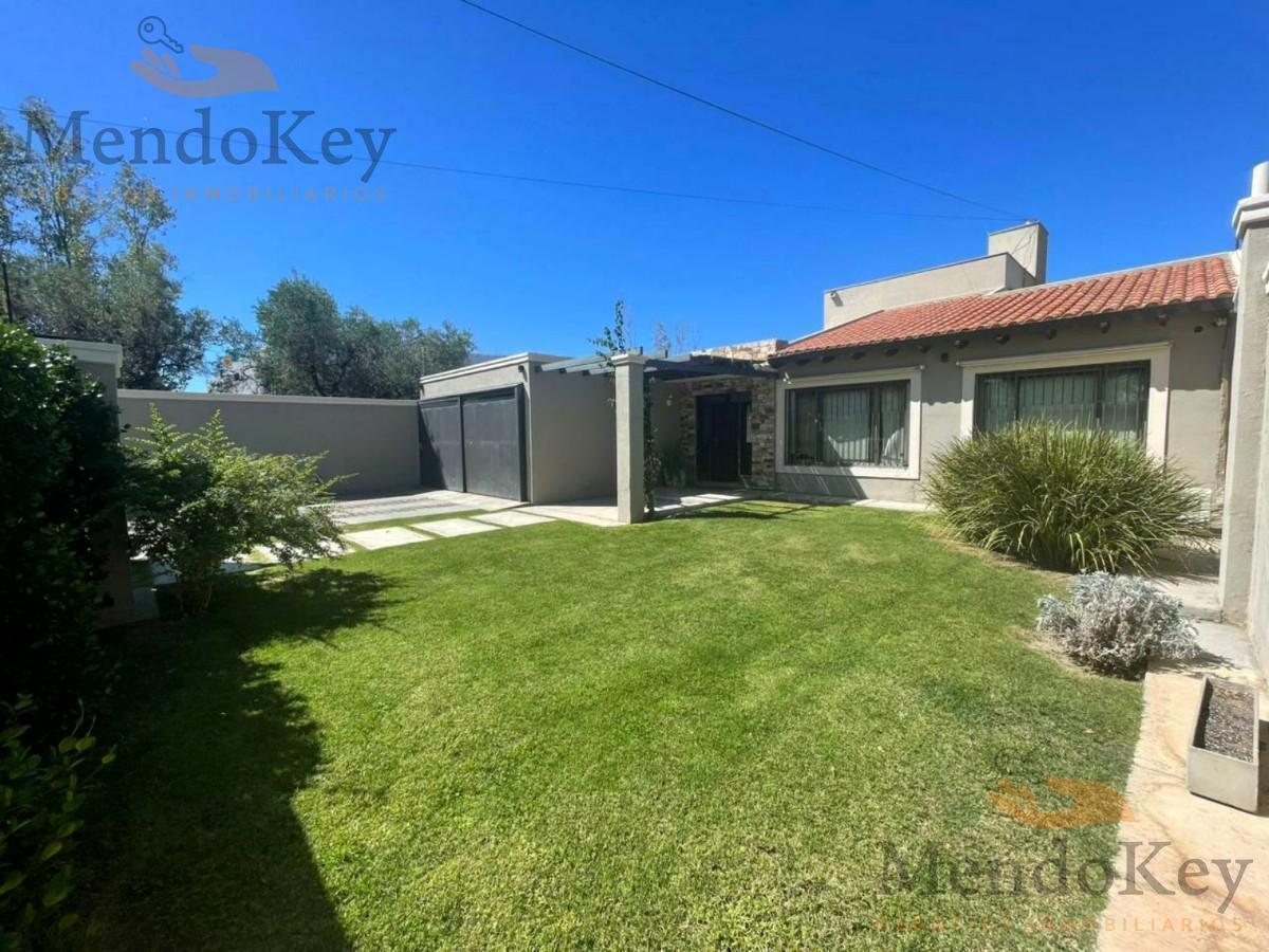 Foto de Venta de Hermosa Casa 2 Plantas con Piscina- en San Martín (centro), Mza, imagen 1