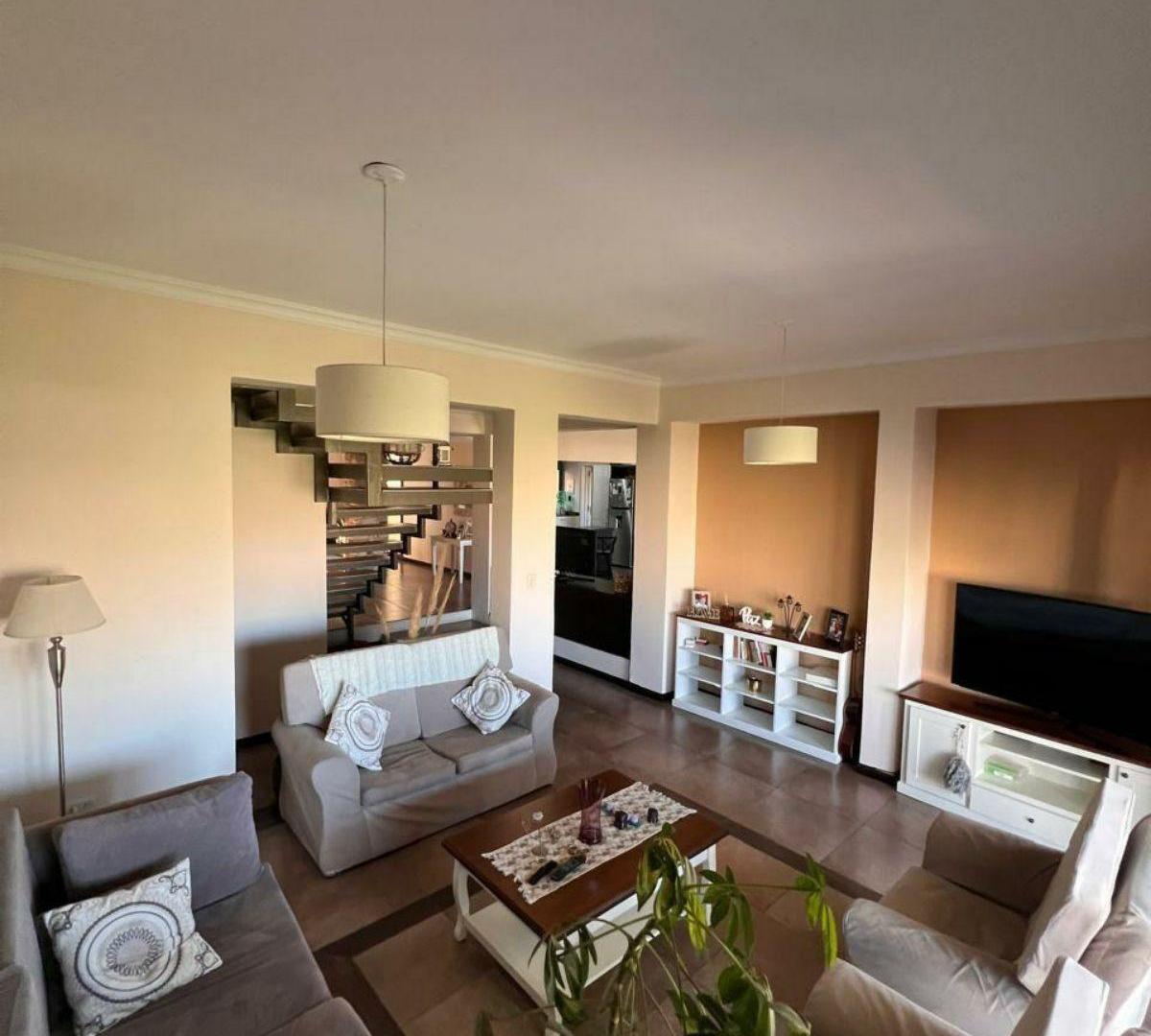 Foto de Venta de Hermosa Casa 2 Plantas con Piscina- en San Martín (centro), Mza, imagen 5