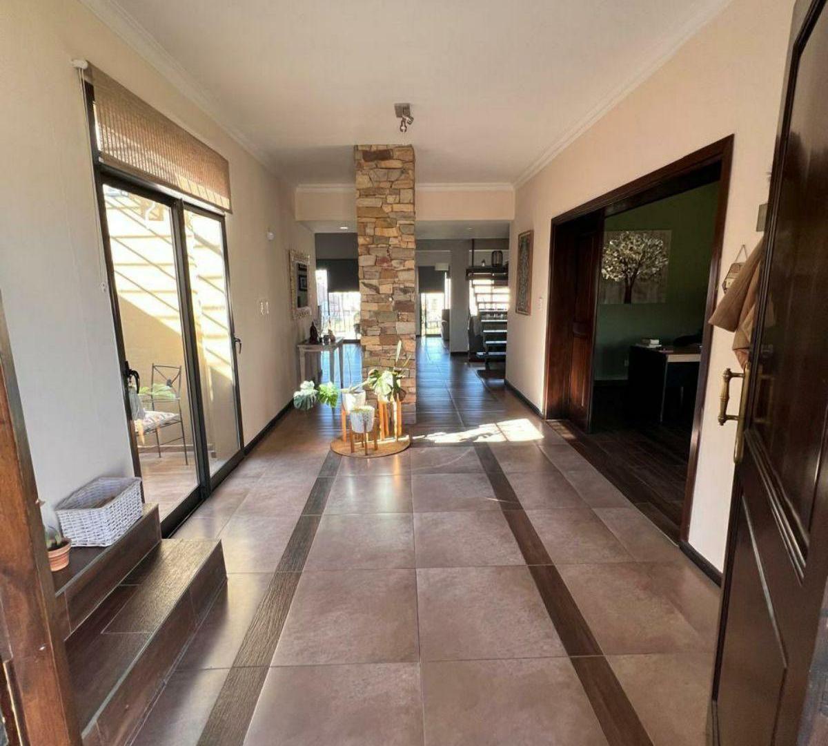 Foto de Venta de Hermosa Casa 2 Plantas con Piscina- en San Martín (centro), Mza, imagen 3