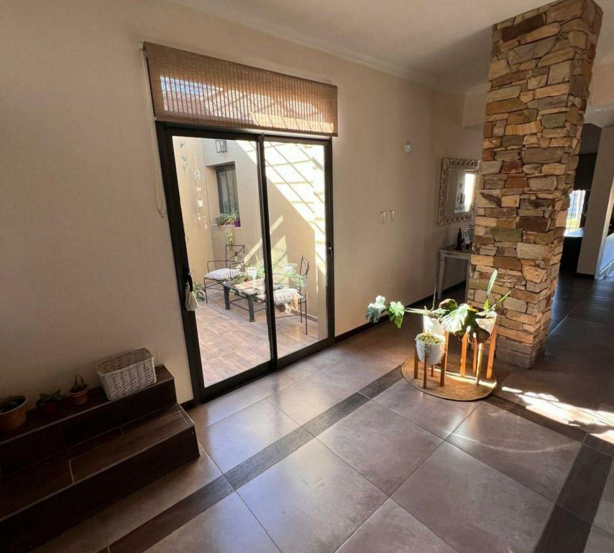 Foto de Venta de Hermosa Casa 2 Plantas con Piscina- en San Martín (centro), Mza, imagen 2