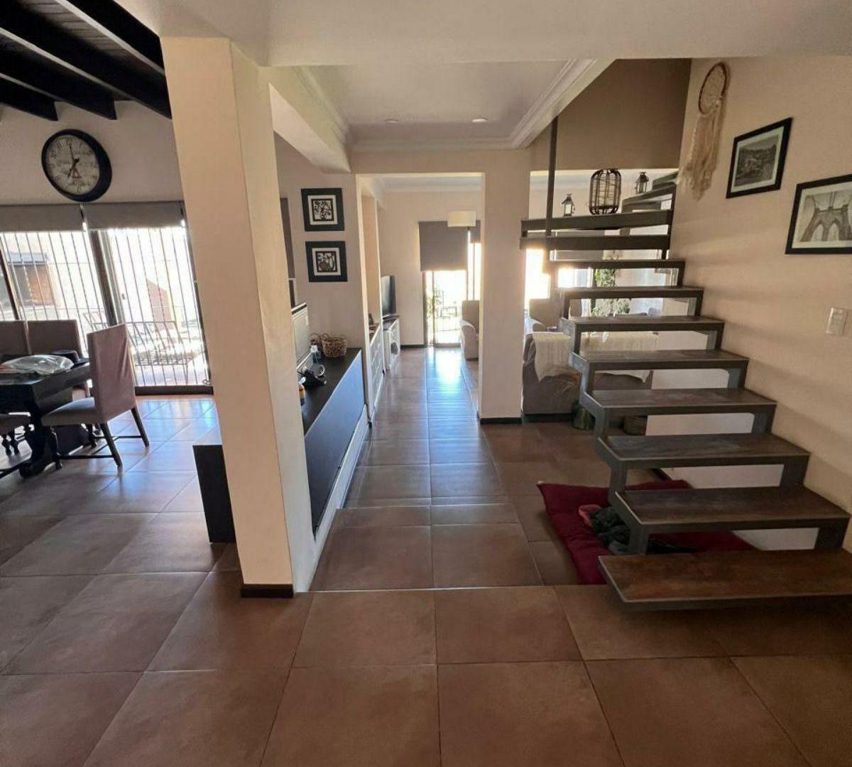 Foto de Venta de Hermosa Casa 2 Plantas con Piscina- en San Martín (centro), Mza, imagen 4