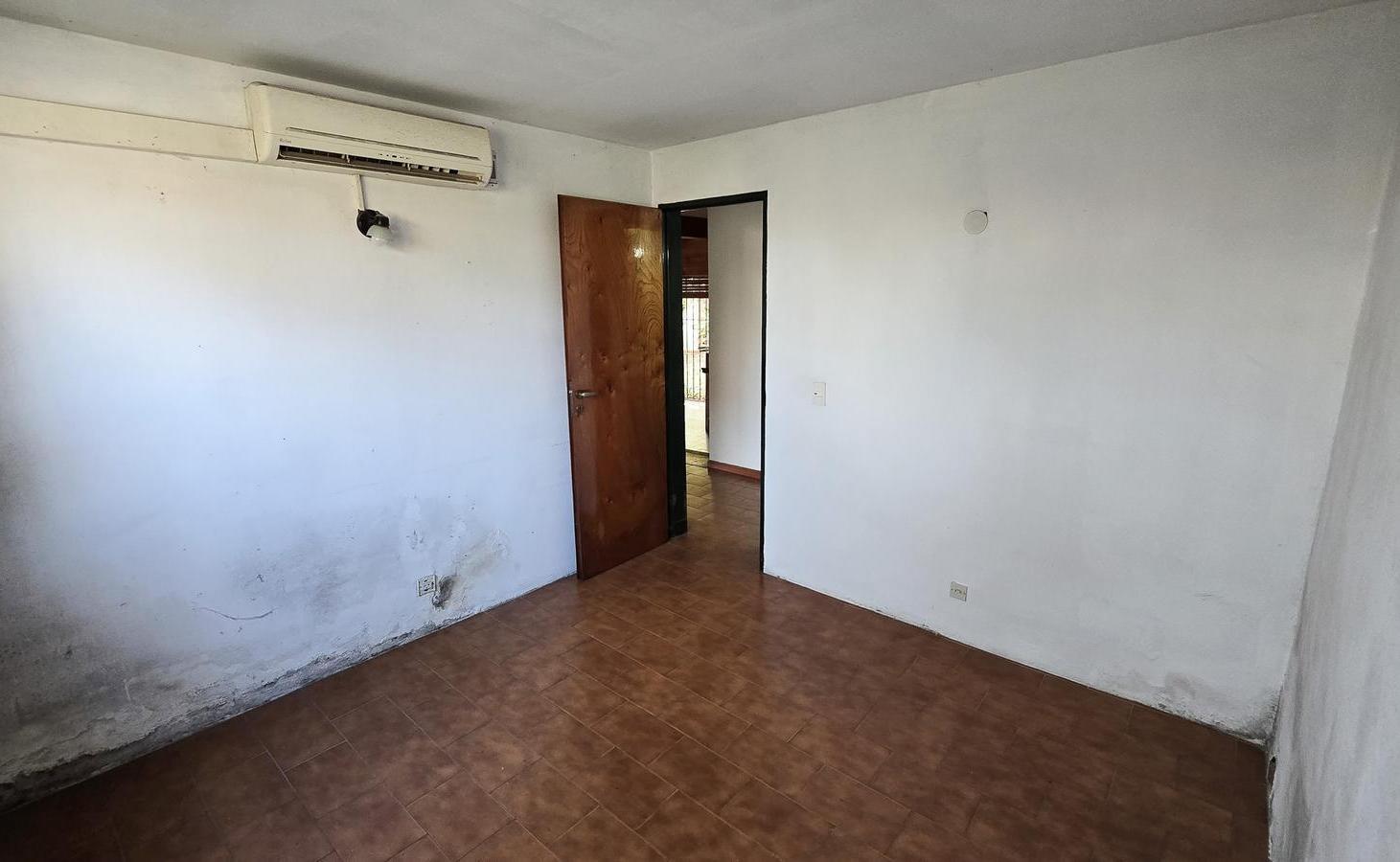 Foto de VENTA CASA 4 AMB C/ PATIO Y COCHERA - PACHECO, imagen 3
