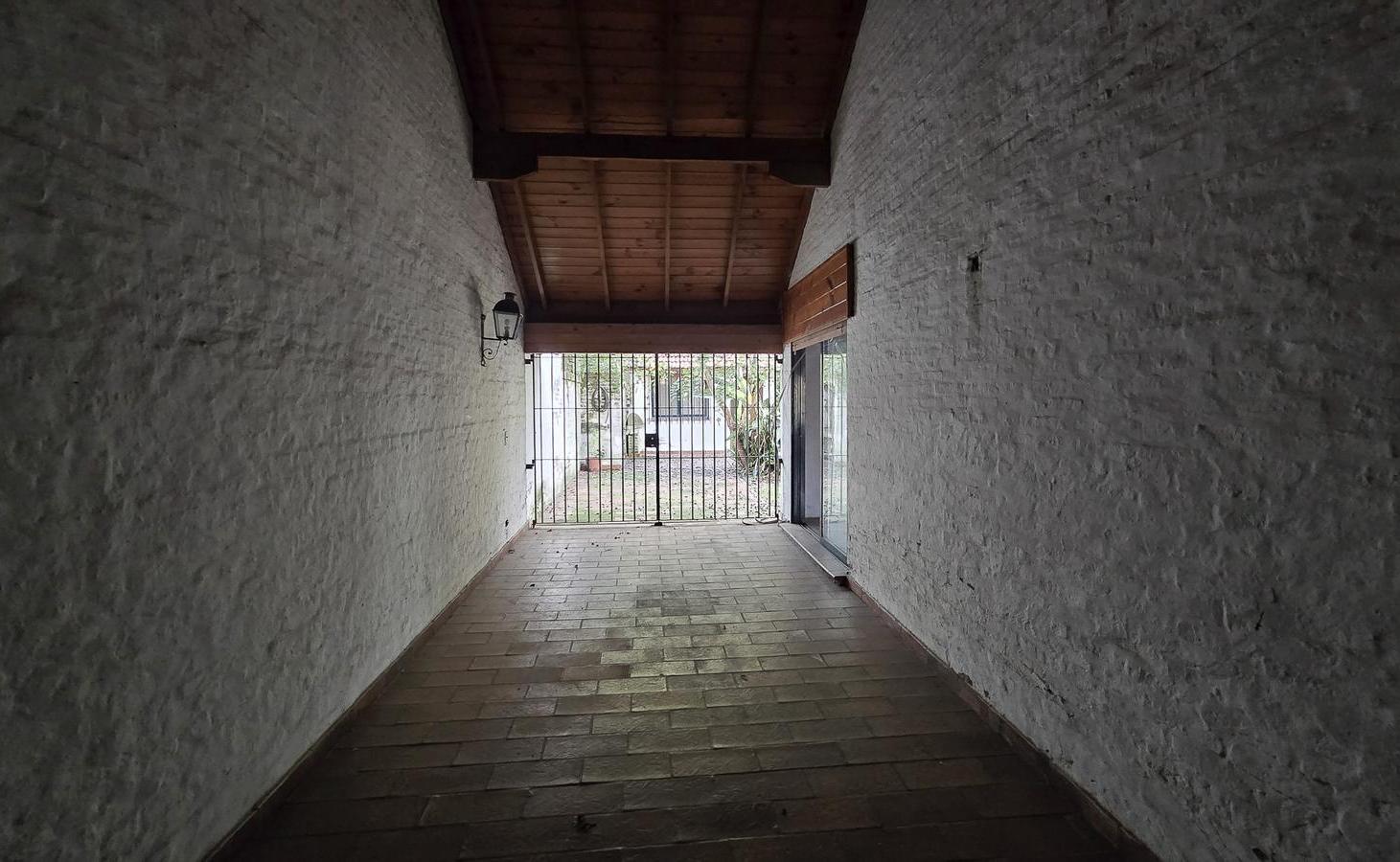 Foto de VENTA CASA 4 AMB C/ PATIO Y COCHERA - PACHECO, imagen 2