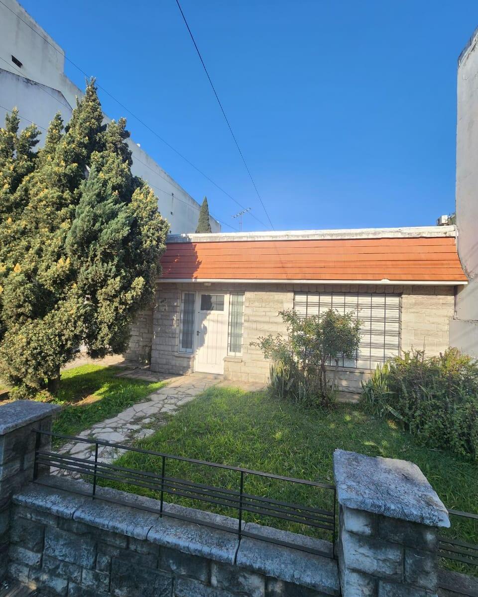 Vivienda a refaccionar en excelente ubicación
