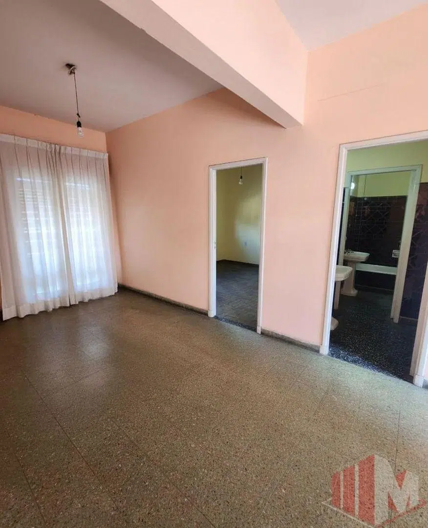 EXCELENTE LOCAL COMERCIAL CON VIVIENDA. VENTA EN BLOCK 8