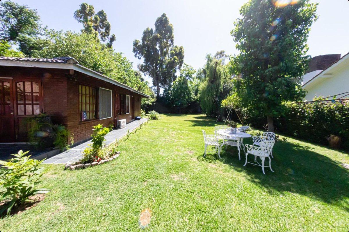 Venta casa con gran jardín y quincho - Pacheco -