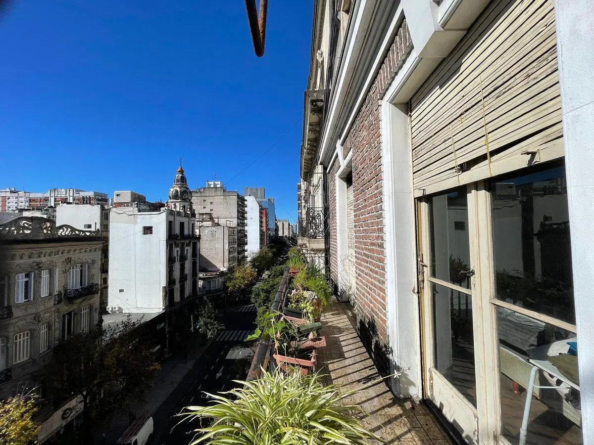 Semipiso 3 amb. al frente balcón corrido s/avenida 5