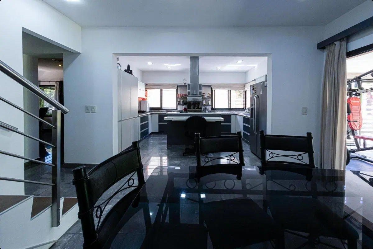 CASA DE 6 AMBIENTES GARAGE QUINCHO JARDIN QUILMES 3