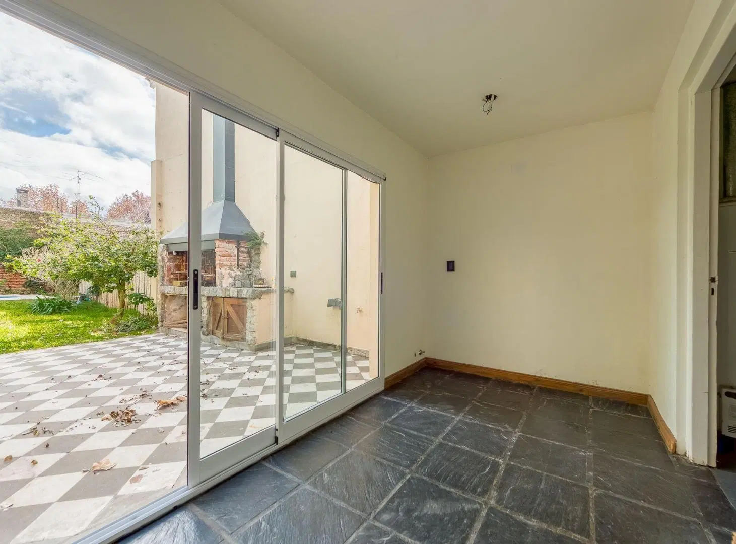 Casa moderna con jardín y pileta 2