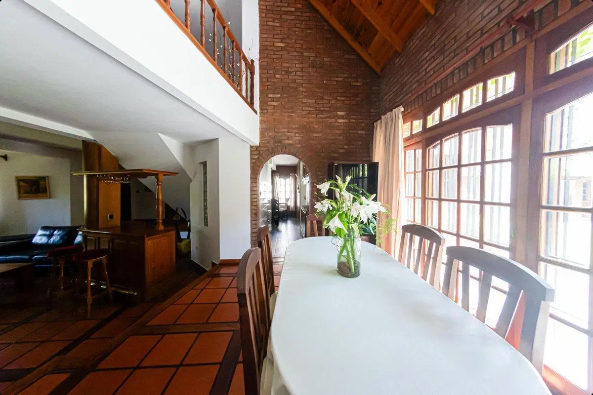 Venta casa con gran jardín y quincho - Pacheco - 2