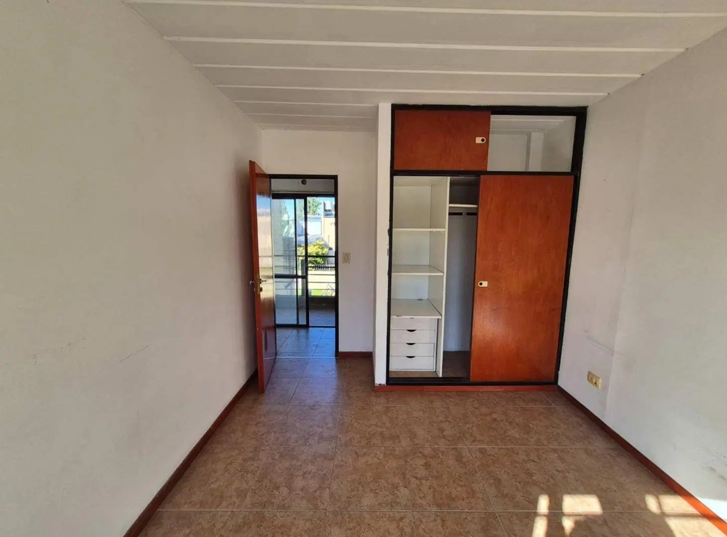 Complejo de 3 UF con cochera y jardin 3