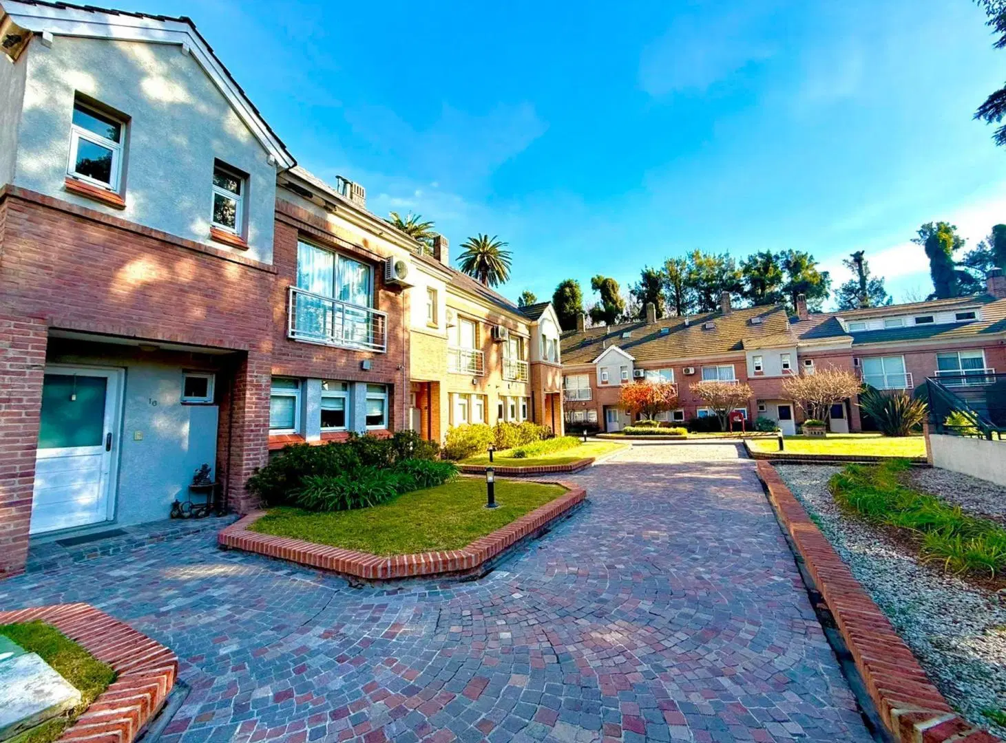 VENTA CASA - ALTOS DE ADROGUE- COCHERA- PILETA 3