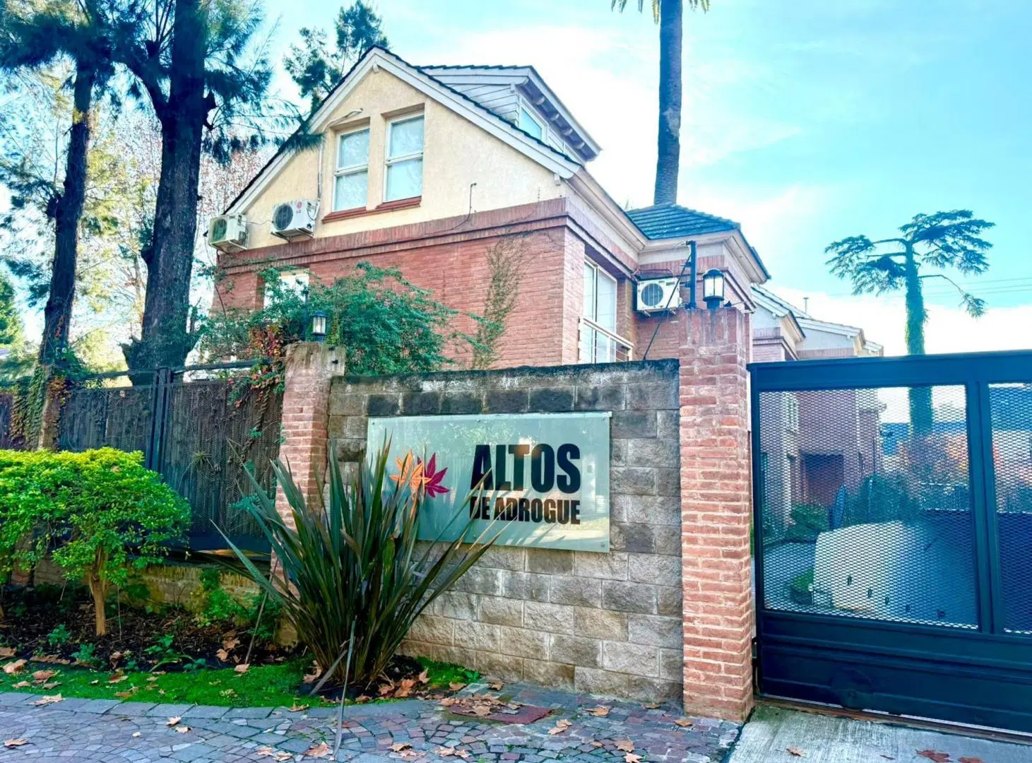 VENTA CASA - ALTOS DE ADROGUE- COCHERA- PILETA 5