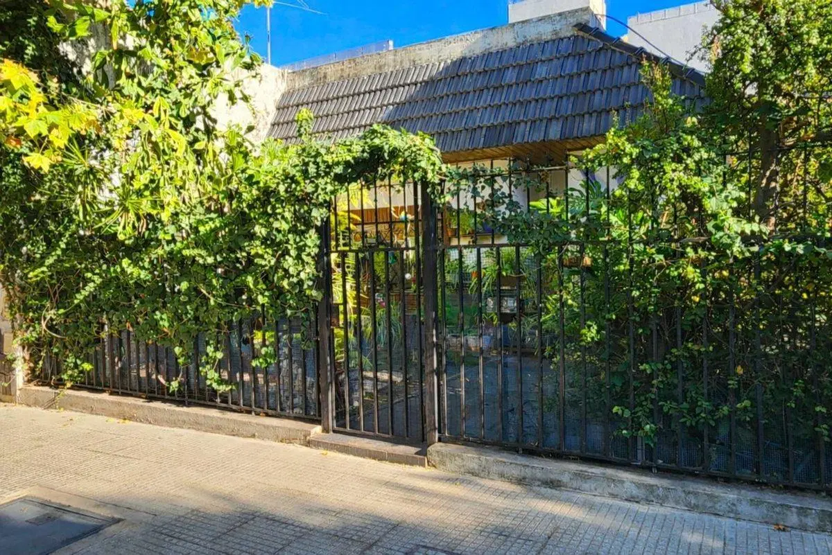 VENTA CASA 4 AMBIENTES A REFACCIONAR EN VERSALLES 5