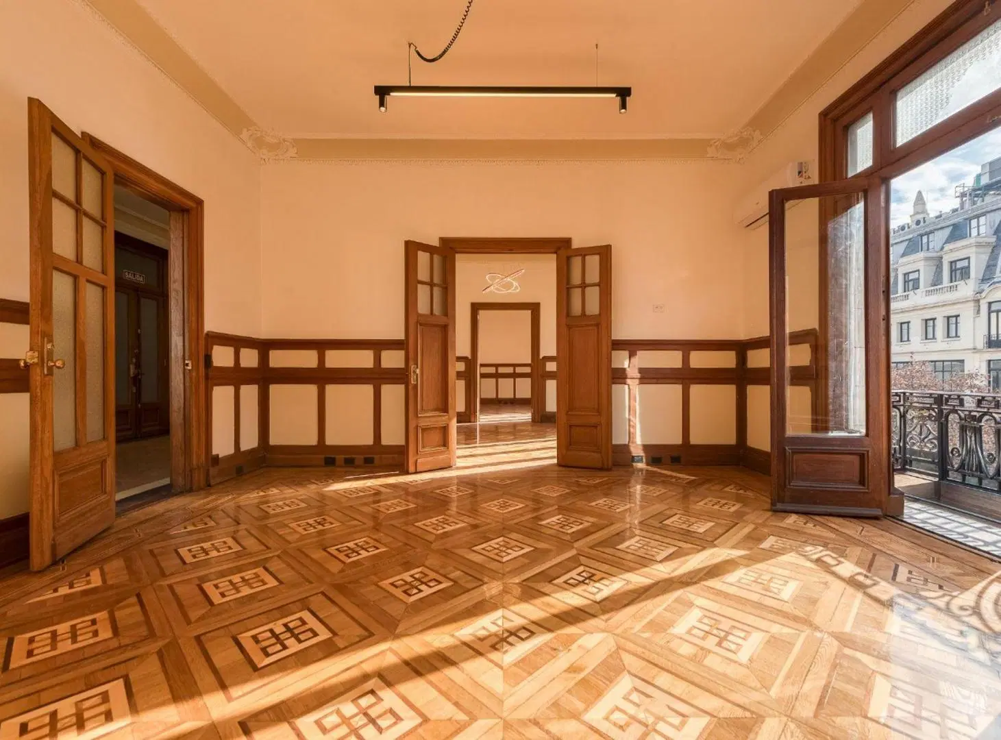 VENTA OFICINA COMERCIAL EN MONSERRAT 8