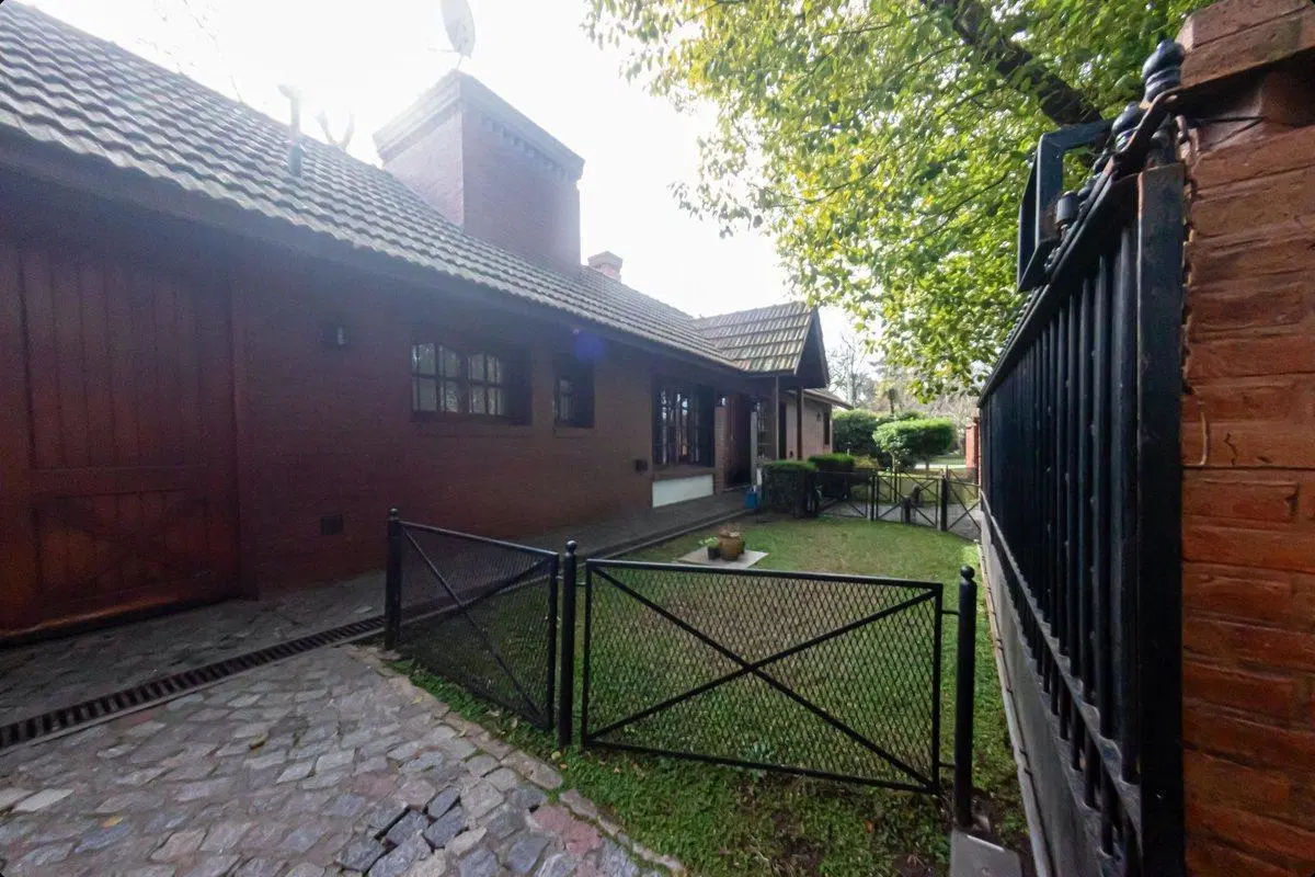 Chalet Casa Quinta Jardín Pileta Quincho Ranelagh 2