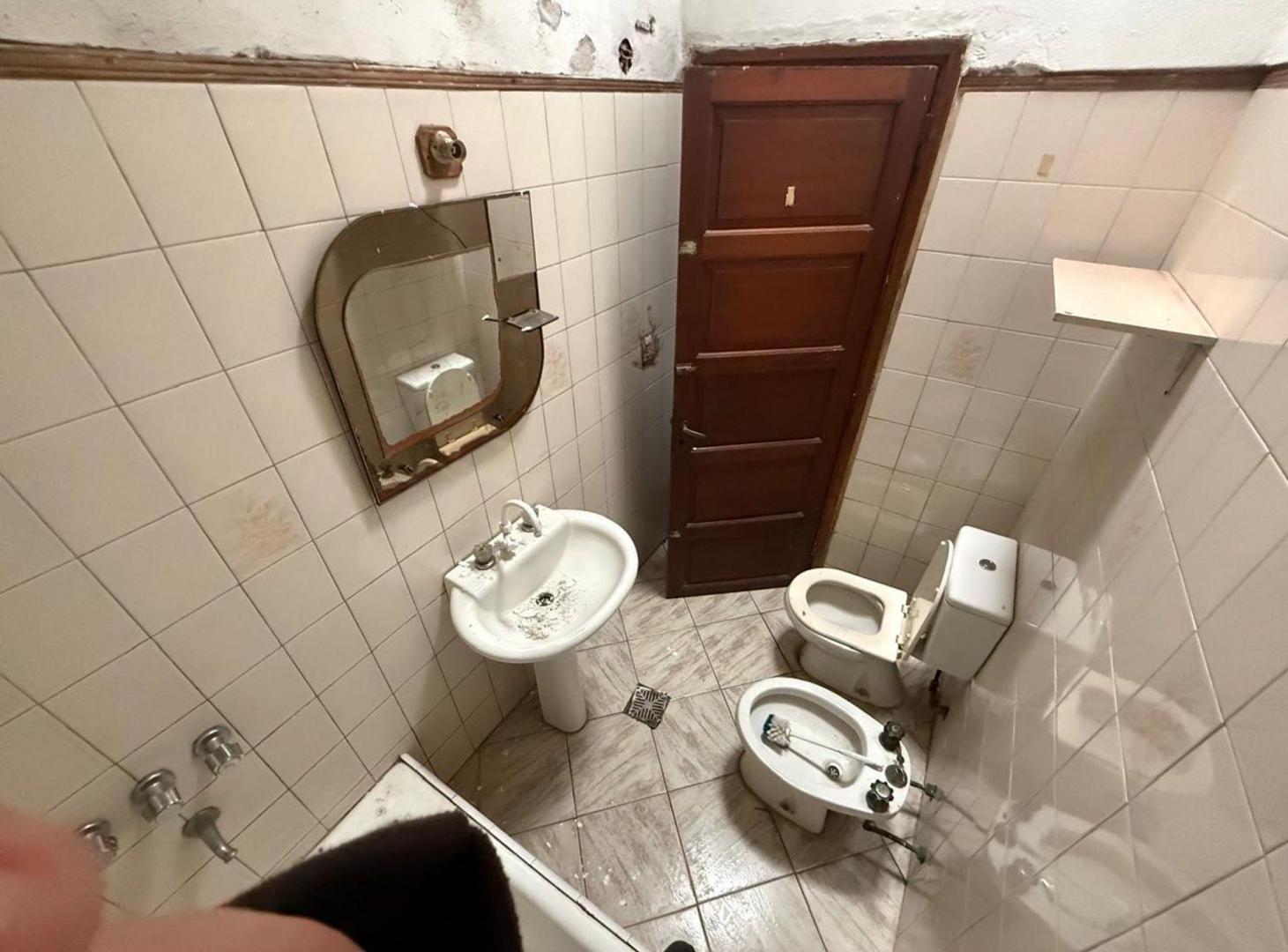 Foto de VENTA PH EN SARANDI A REFACCIONAR, imagen 5