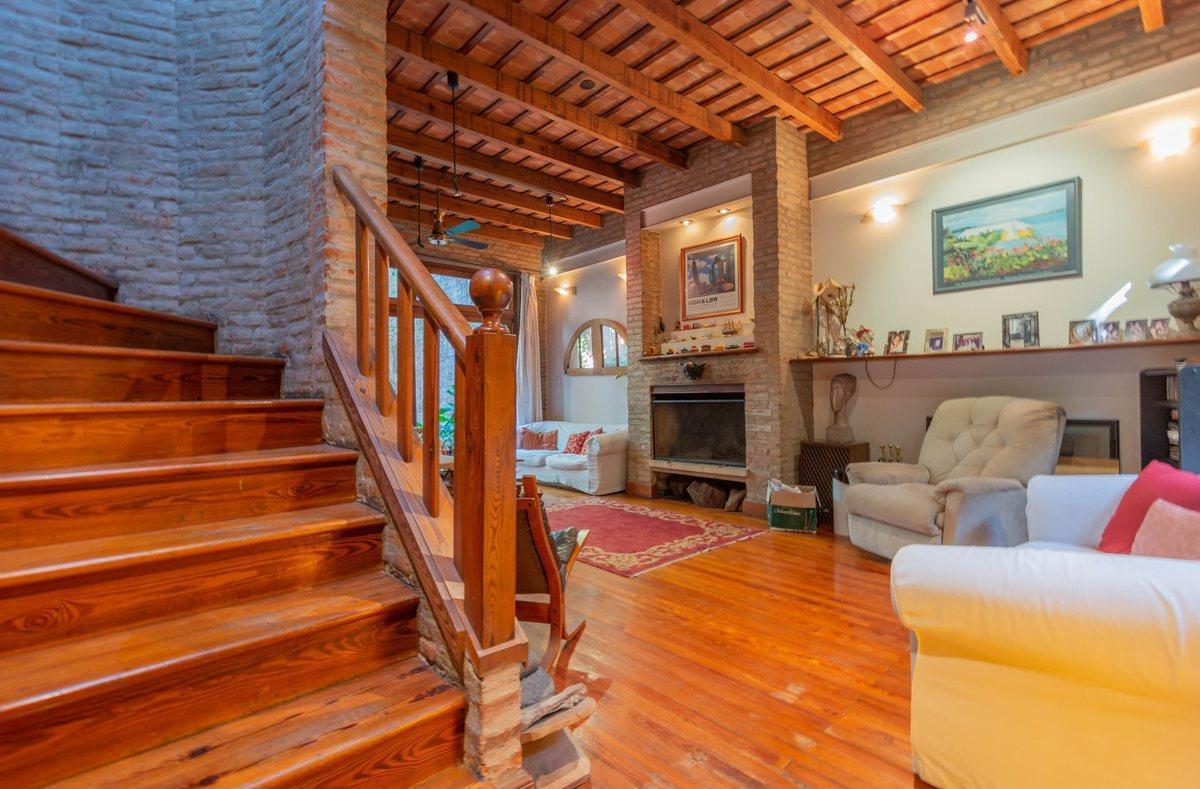 Foto de Casa única! Jardín, terraza, cochera. Lote propio, imagen 3