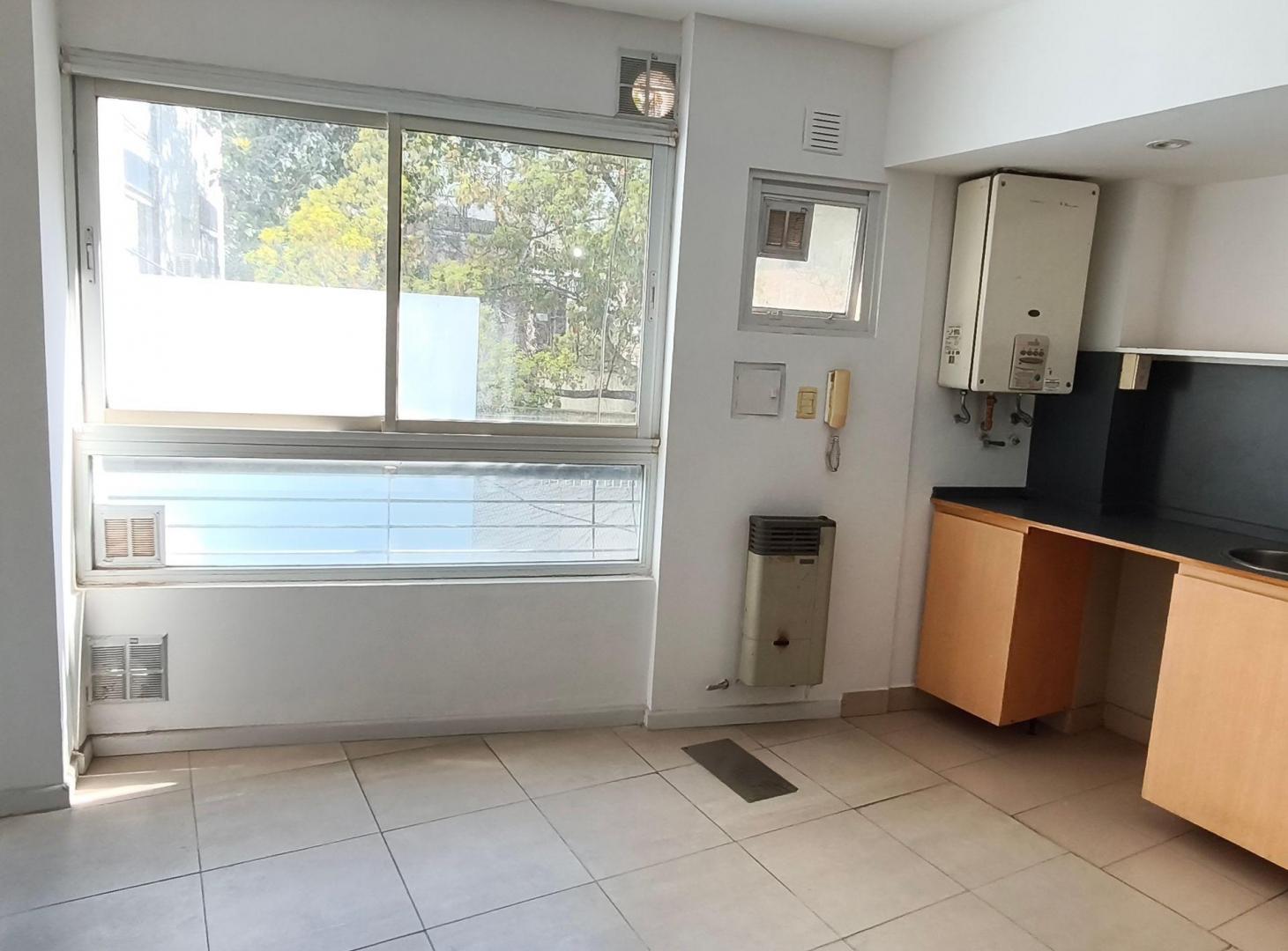 Foto de Amplio monoambiente con patio - Apto Profesional, imagen 2